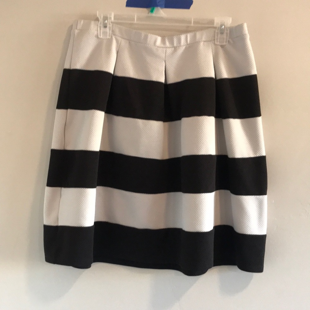 Black and white skirt🤍